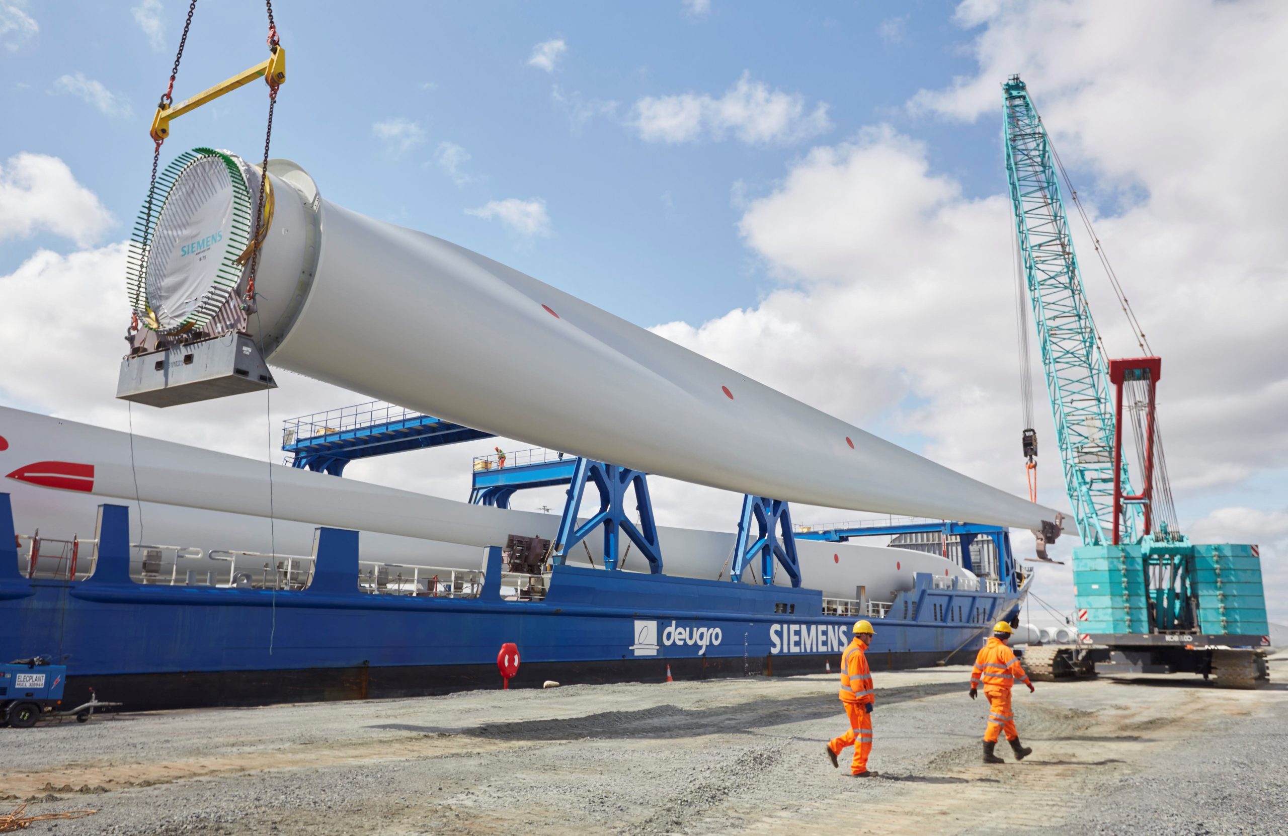 Loading blades onto a ship at the Siemens Gamesa factory in Hull.